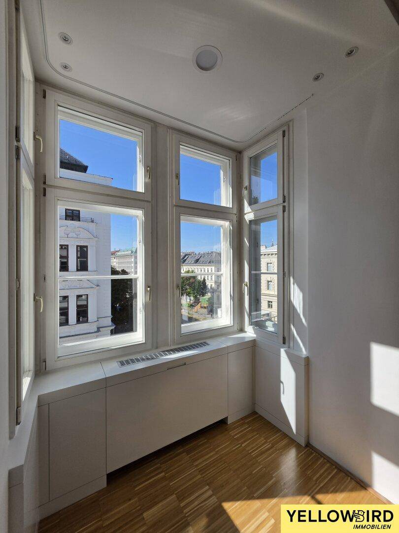 Helle Fensternische mit Blick auf die Stadt und viel Tageslicht, ideal für einen Arbeitsplatz oder eine Leseecke.