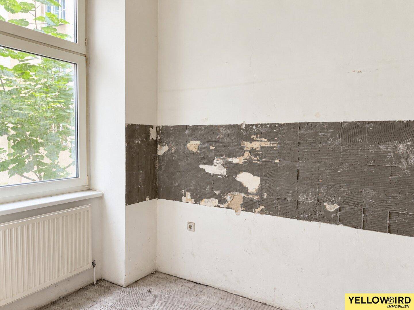 Raum mit Fenster und Heizkörper, Wandbereich für Fliesen vorbereitet.