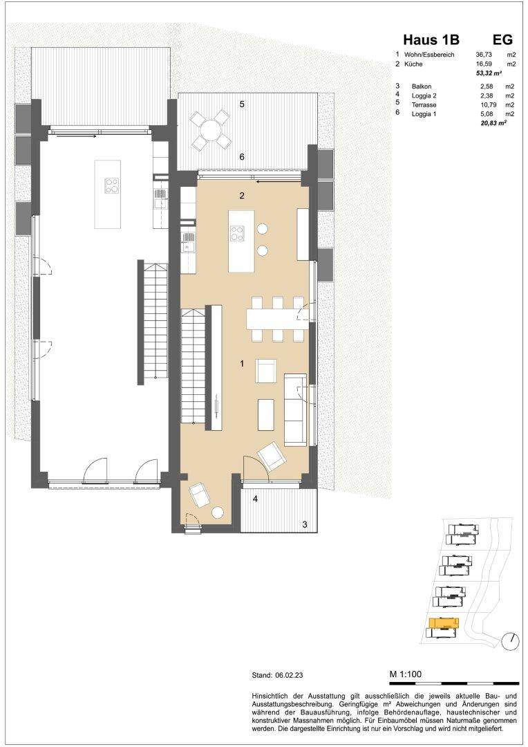 Grundriss des Erdgeschosses von Haus 1B mit offenem Wohn-/Essbereich, Küche und Balkon.