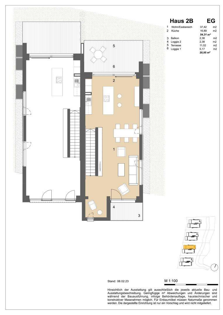 Grundriss des Erdgeschosses von Haus 2B mit offenem Wohn-/Essbereich, Küche und Balkon.