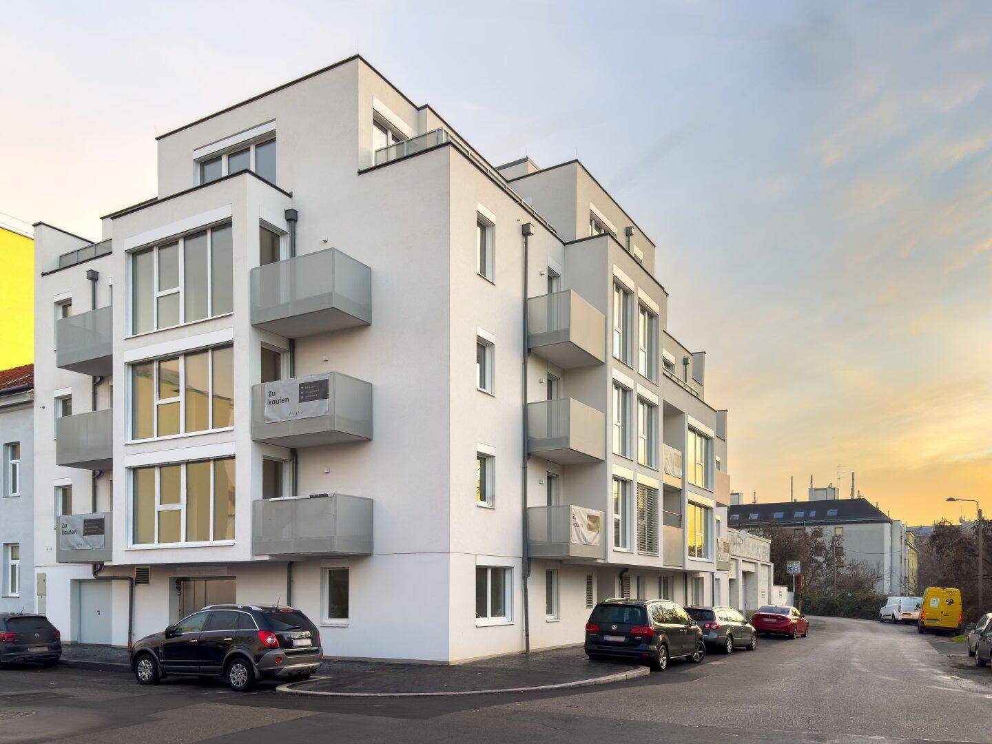 Neubau mit moderner Architektur, hellen Fassaden und zahlreichen Balkonen, die das Stadtbild prägen.