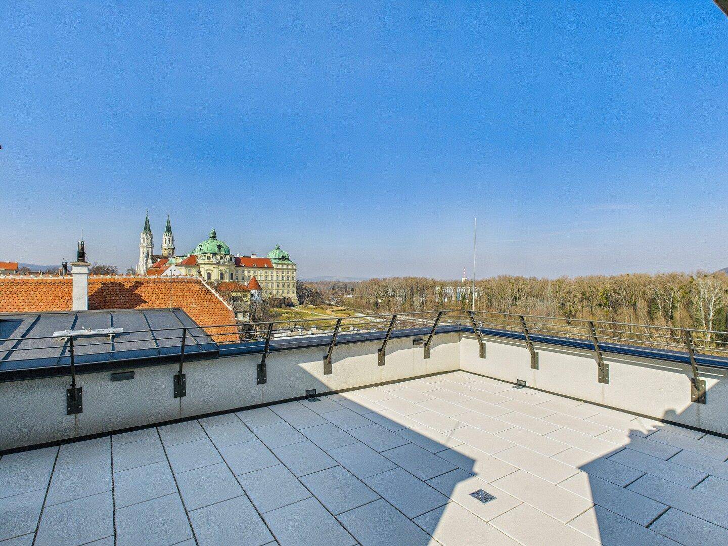 Große Dachterrasse mit weitem Blick über die Stadt und die umliegende Landschaft.