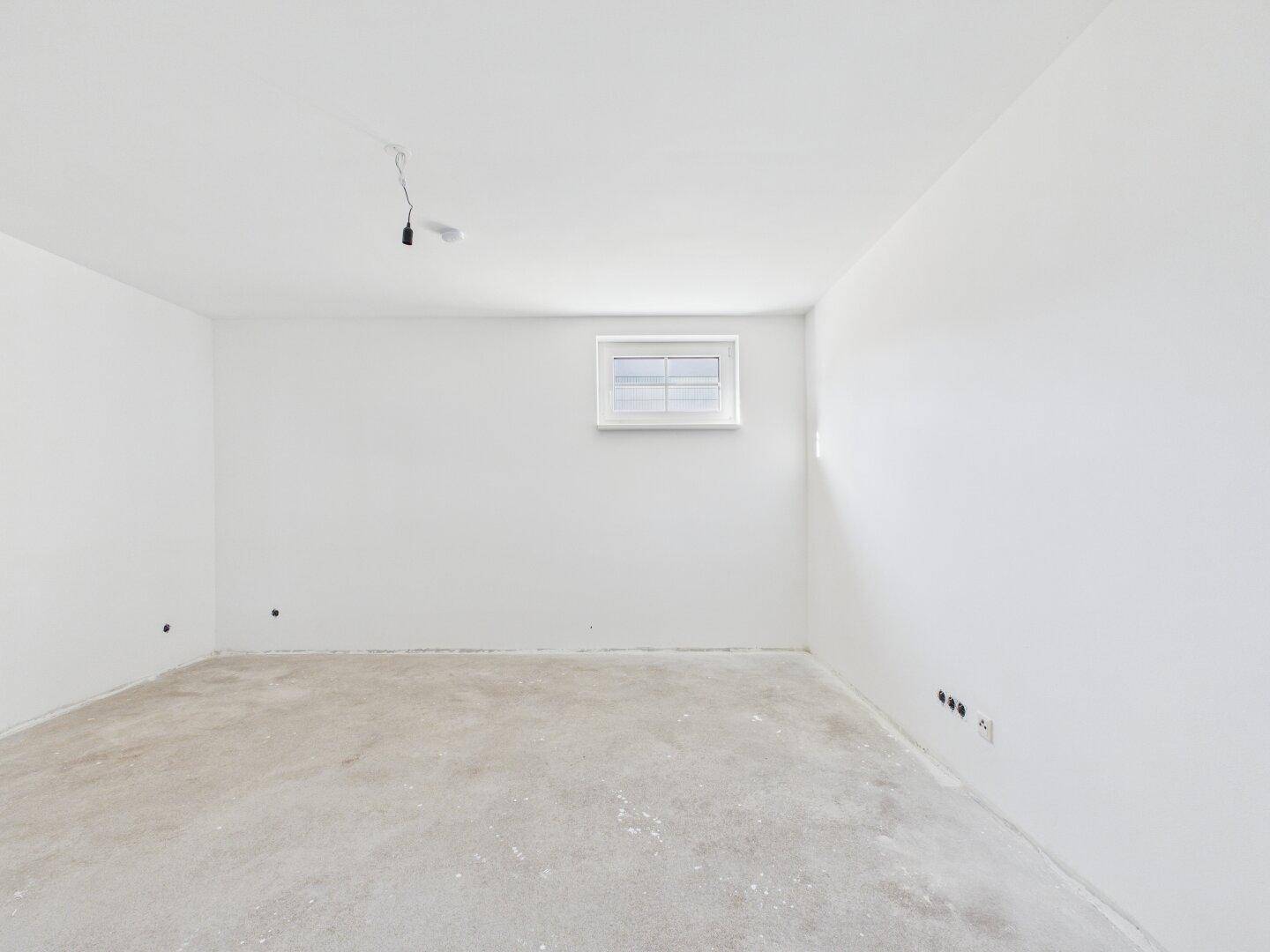 Kellerraum im Rohbau mit kleinem Fenster, ideal als Abstellraum oder Hobbybereich nutzbar.
