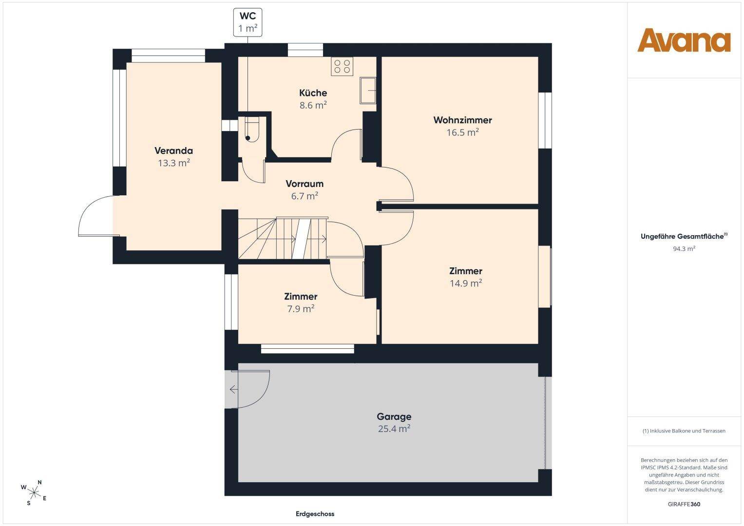 Grundriss des Erdgeschosses mit Wohnzimmer, Küche, zwei weiteren Zimmern, Veranda und Garage.