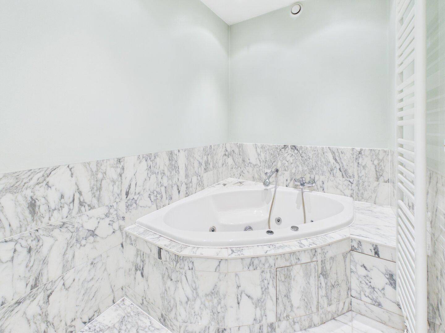 Badezimmer im 1. Dachgeschoss