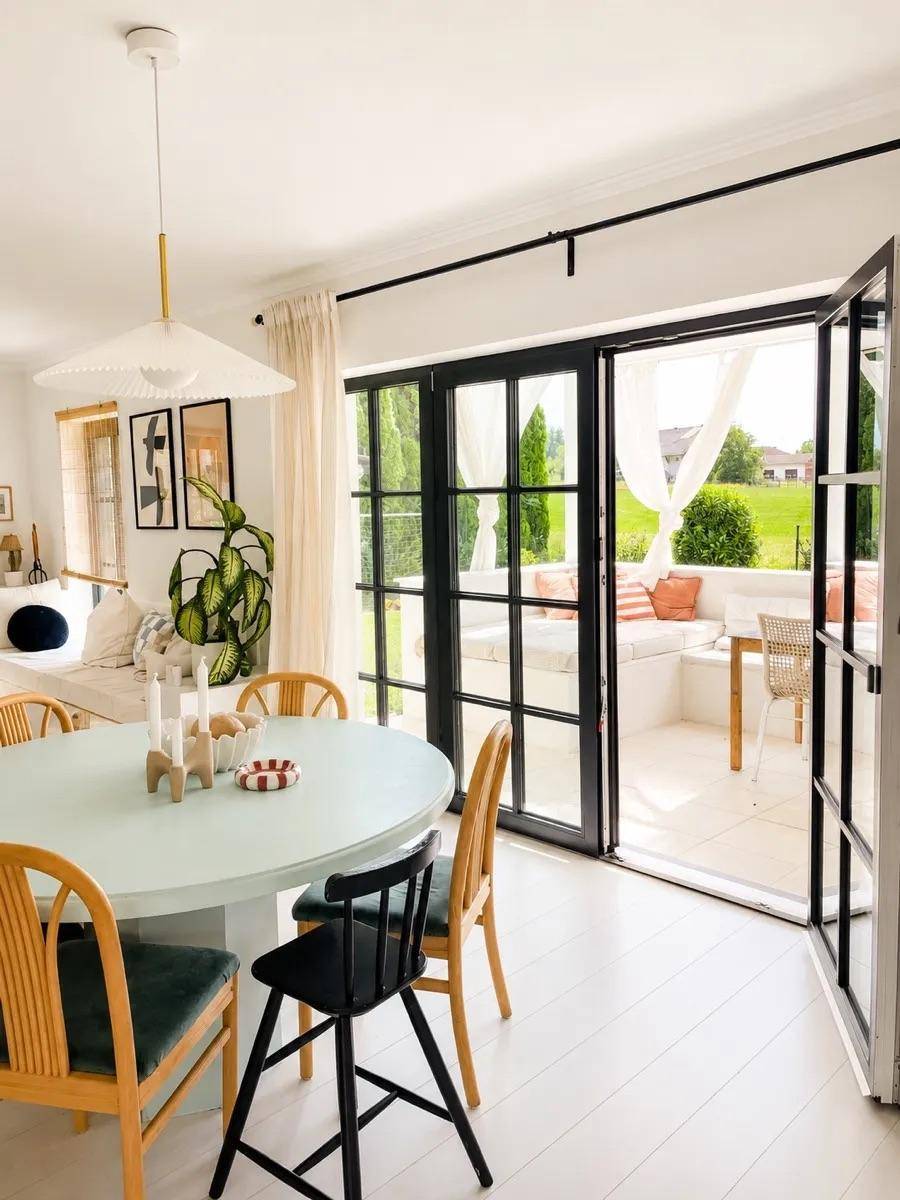 Heller Essbereich mit modernem Esstisch und direktem Zugang zur Terrasse.