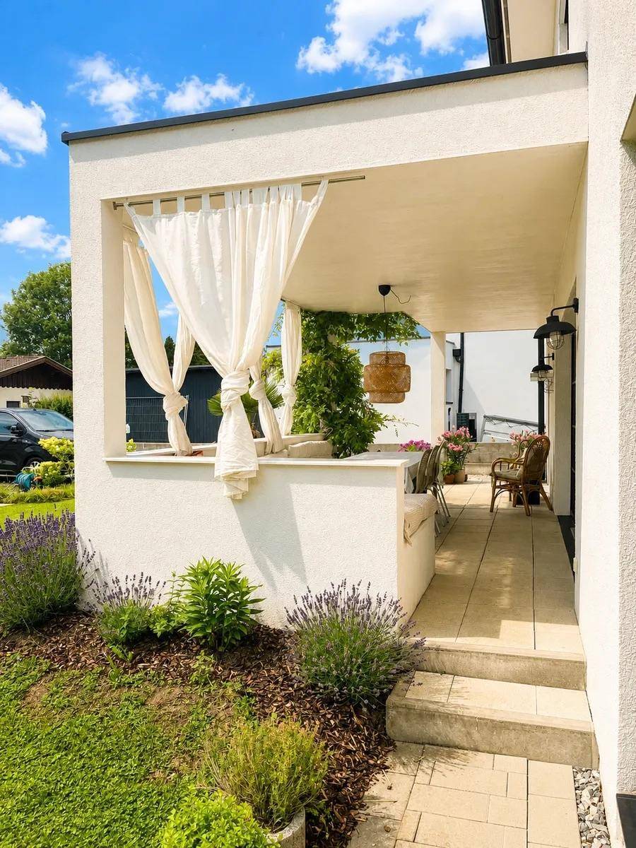 Eingangsbereich zur überdachten Terrasse mit Lavendelpflanzen und Stufen.