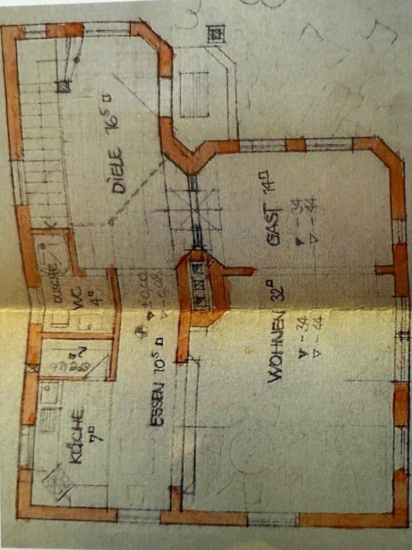 Handgezeichneter Grundriss des Erdgeschosses mit Küche, Ess- und Wohnbereich sowie Gästezimmer.