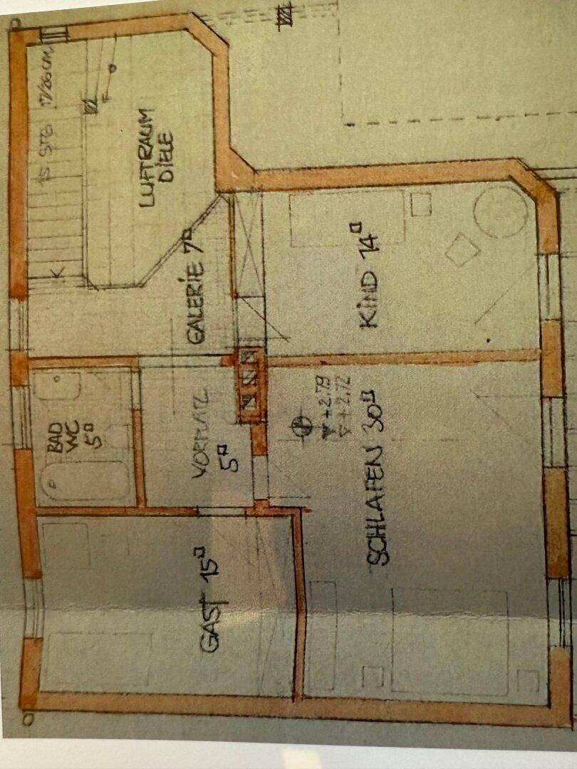 Handgezeichneter Grundriss des Obergeschosses mit Schlafzimmern, Galerie und Bad.