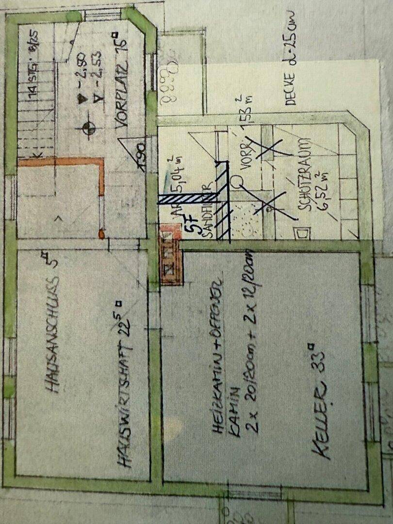 Handgezeichneter Grundriss des Kellergeschosses mit Hauswirtschaftsraum und Heizkamin.