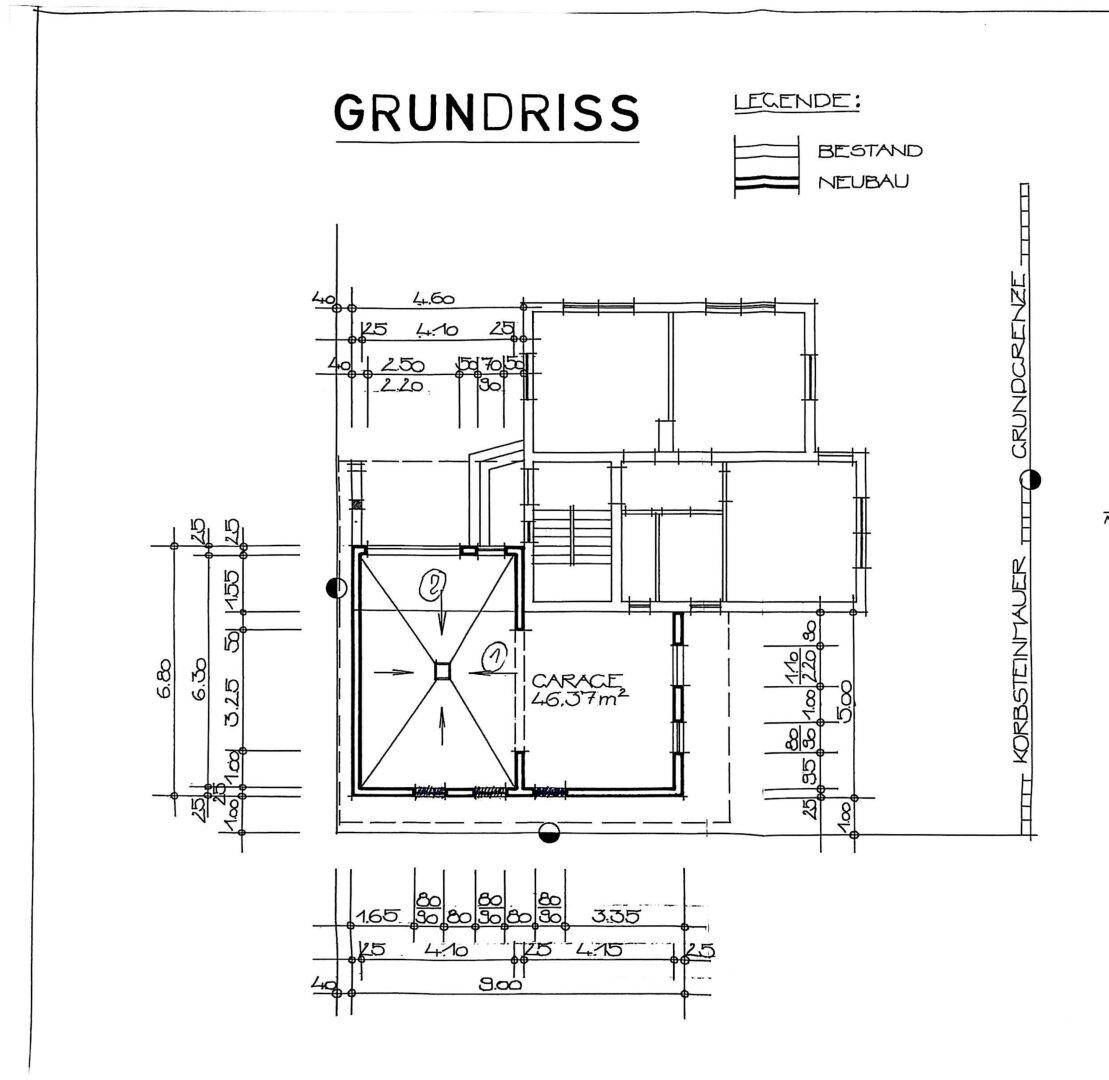 Grundriss des Erdgeschosses mit integrierter Garage und Treppenhaus.