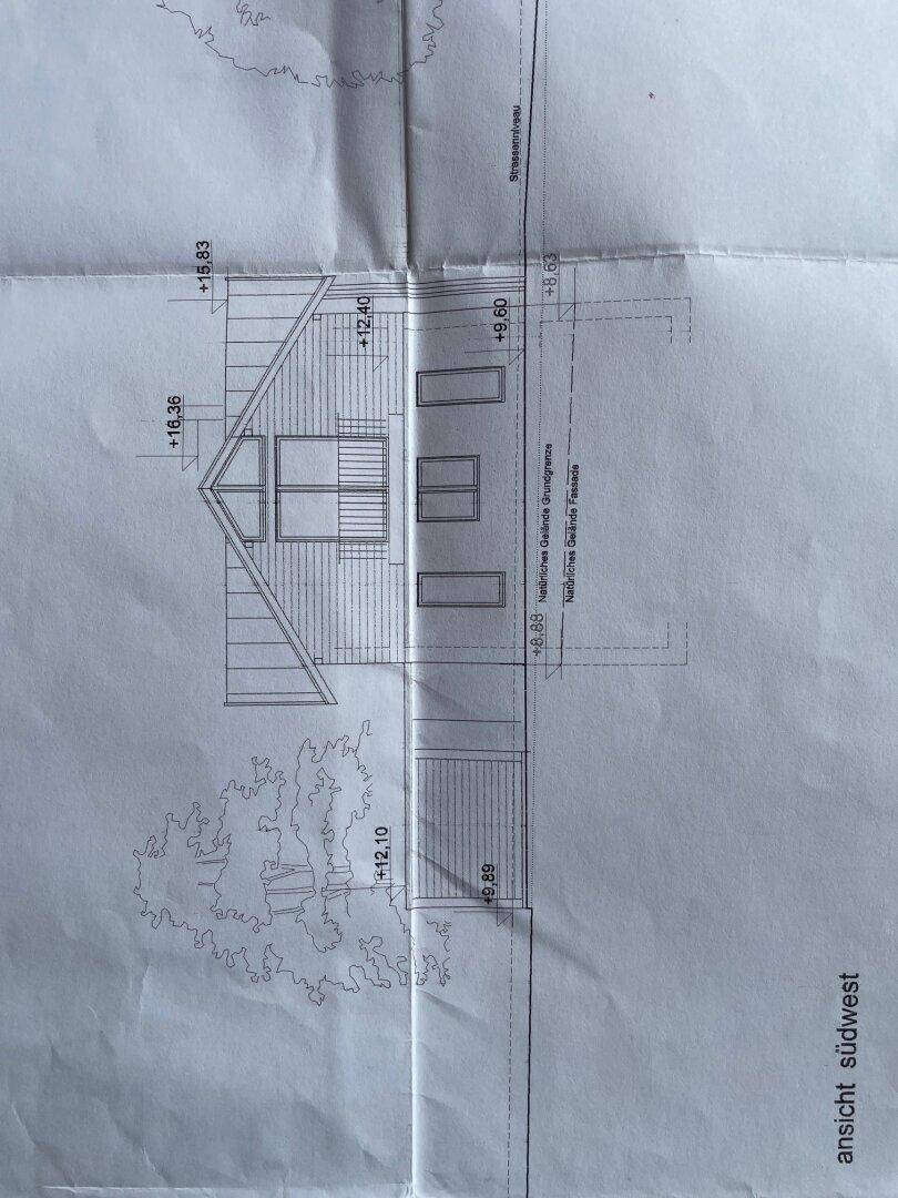 Architektonische Ansicht der Gebäudefassade mit Höhenangaben und Fensterdetails.