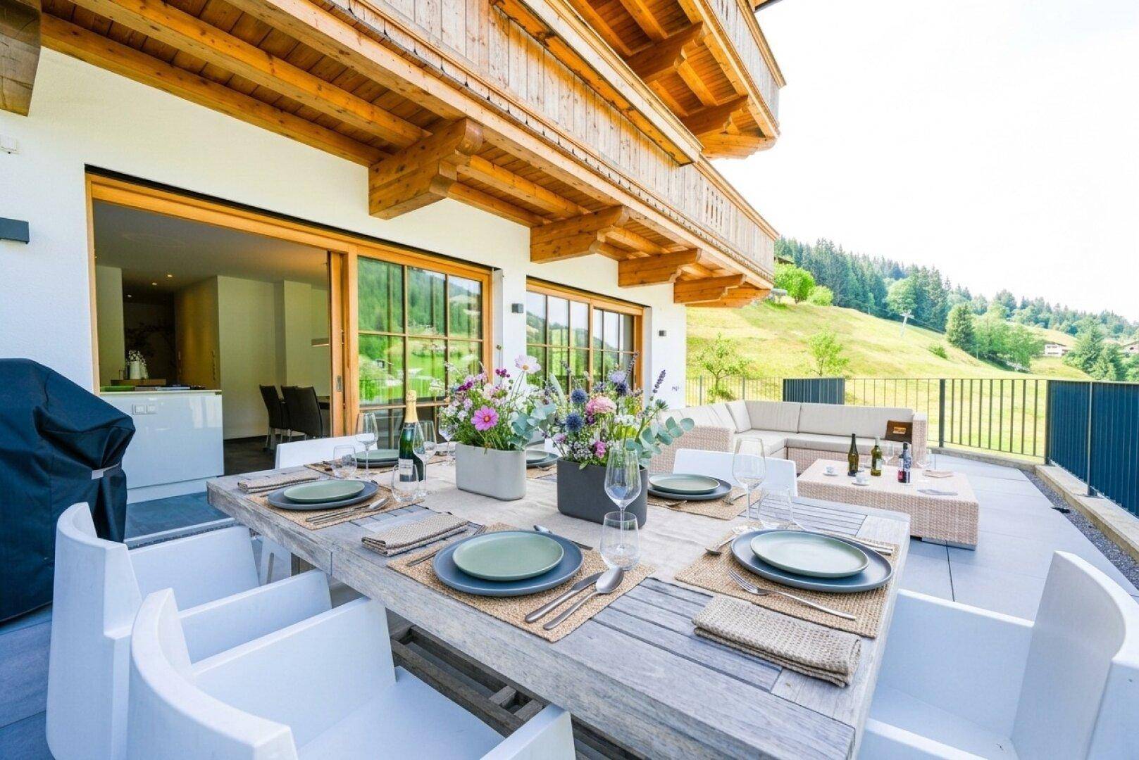 Einladender Essbereich auf der Terrasse mit Bergblick, ideal für Mahlzeiten im Freien.