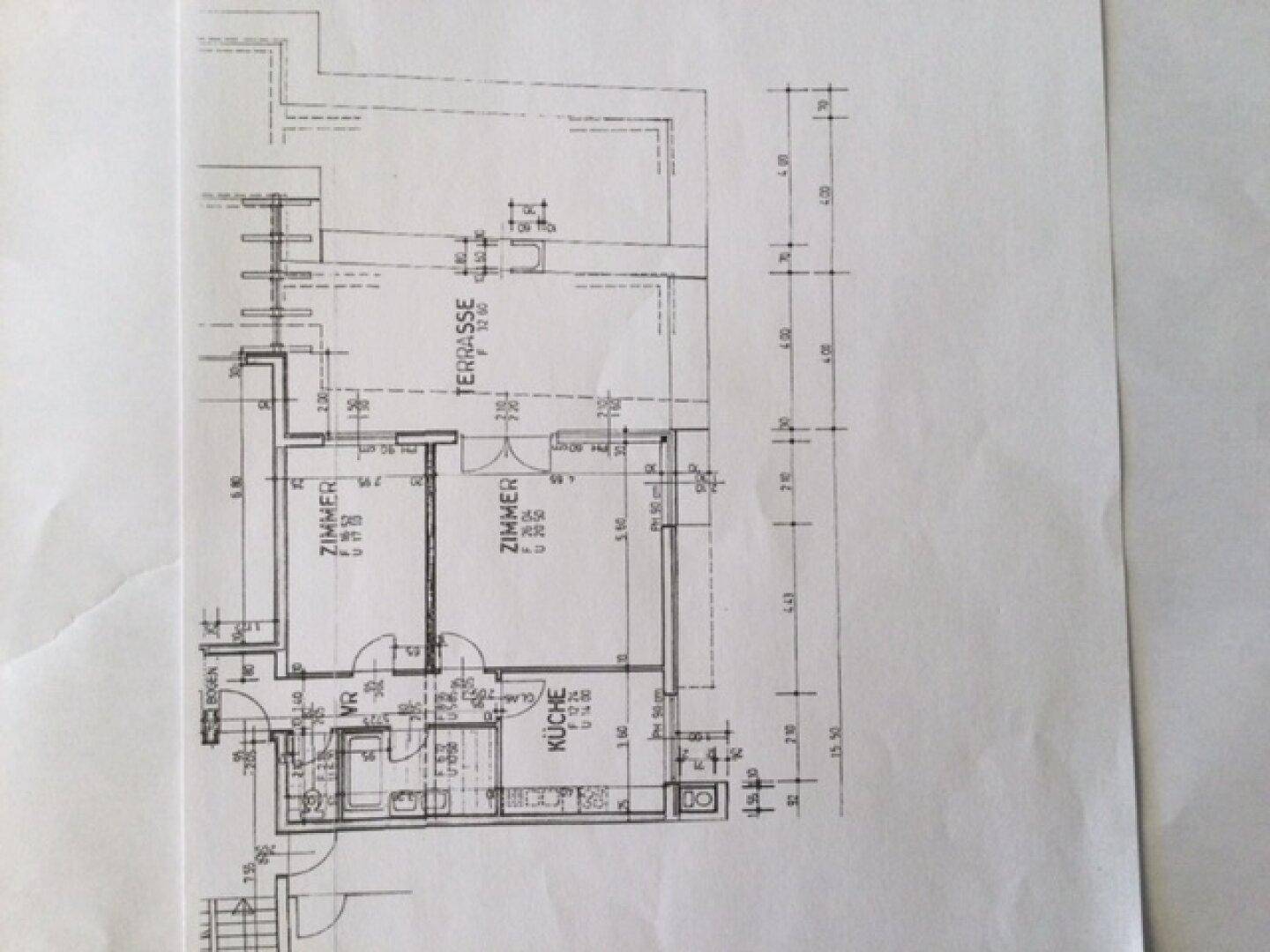 Detaillierter Grundriss der Wohnung mit Zimmern, Küche und großer Terrasse.