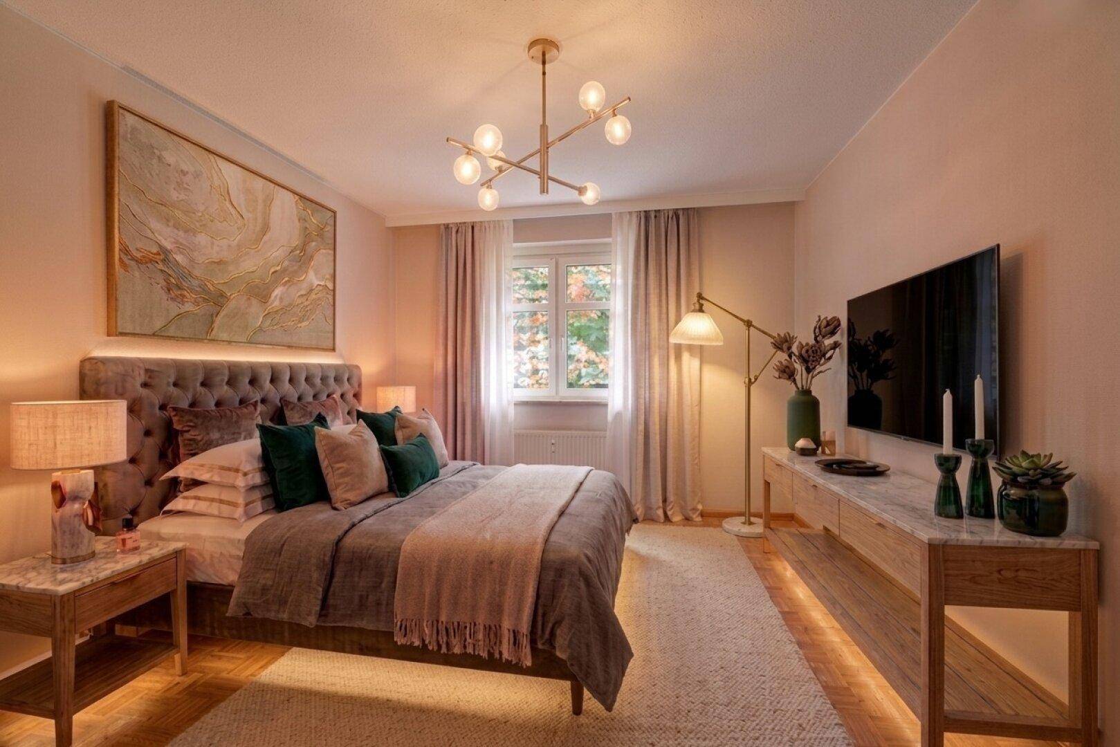 Gemütliches Schlafzimmer mit großem Bett, Fenster, TV und warmer Beleuchtung.