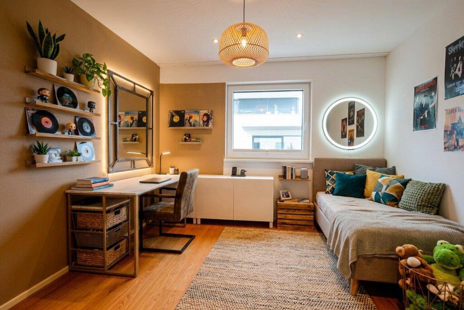 Jugendzimmer mit Schreibtisch, Einzelbett, Holzboden und kreativer Wanddekoration.
