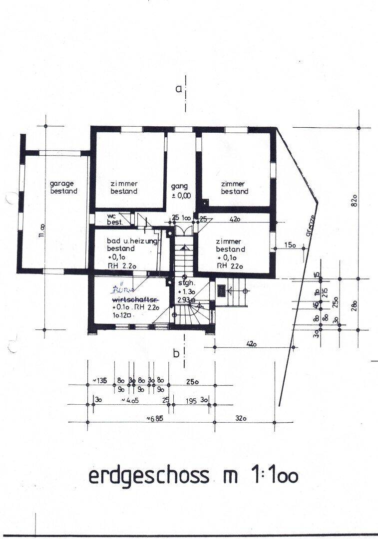 Grundriss des Erdgeschosses mit Garage, Zimmern, Bad und separatem WC.