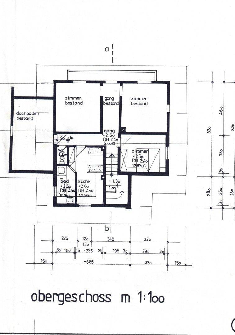 Grundriss des Obergeschosses mit Zimmern, Bad, Küche und separatem WC.
