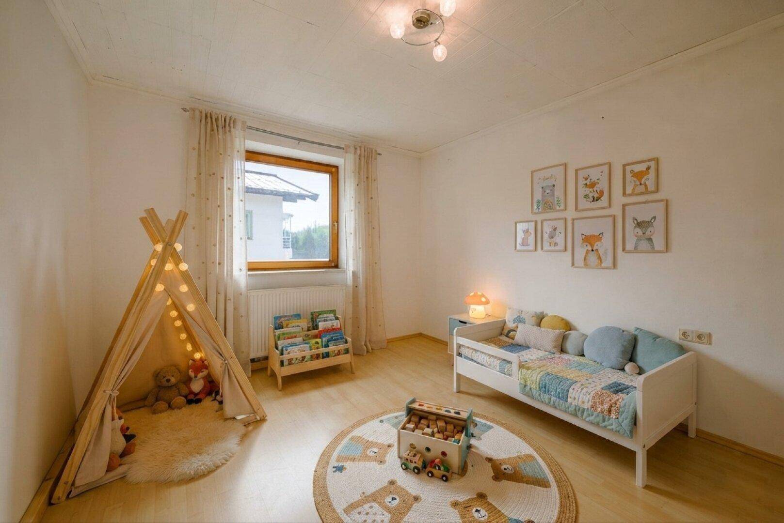 Freundliches Kinderzimmer mit Spielzelt, kleinem Bett und kindgerechter Dekoration.