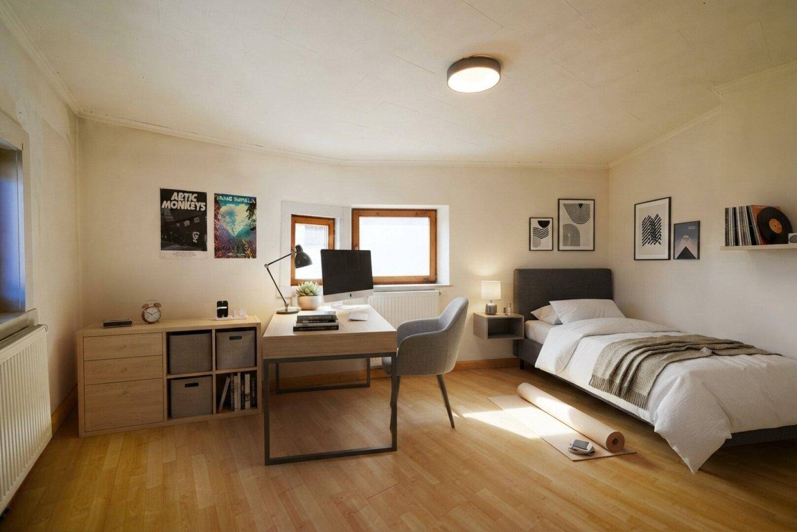 Helles Schlafzimmer mit Einzelbett, Schreibtisch und Holzboden, ideal als Jugendzimmer.