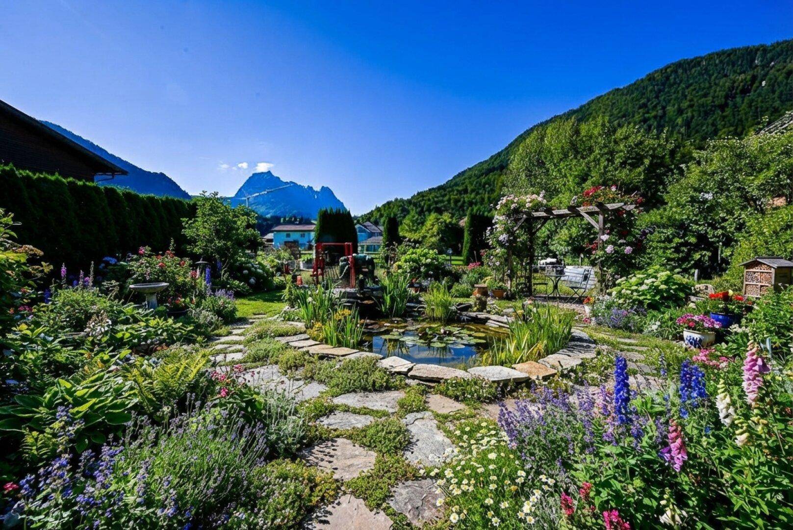 Malerischer Garten mit Teich, Trittsteinen und üppiger Blumenpracht, umgeben von Bergen.