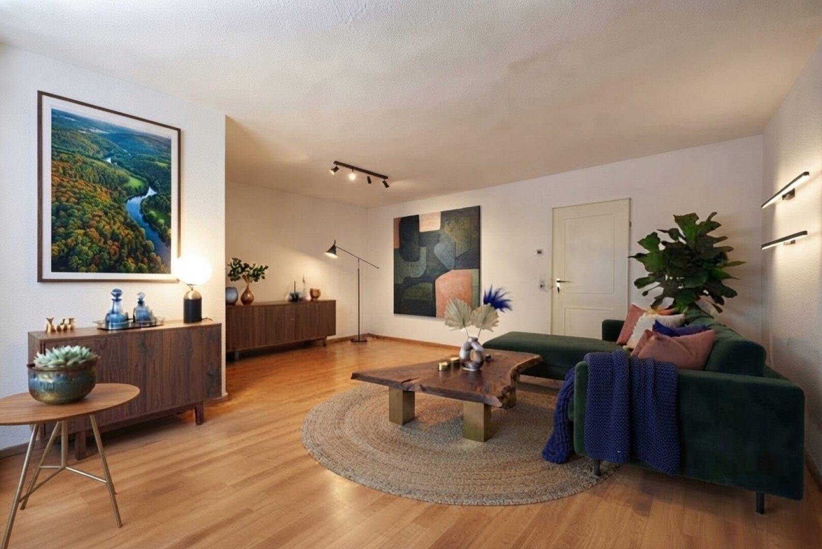 Modernes Wohnzimmer mit dunklem Sofa, Holzboden und stilvoller Dekoration, gut beleuchtet.