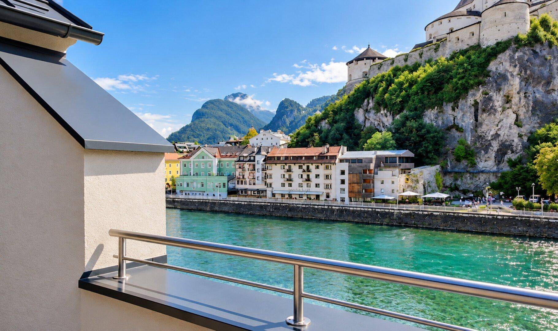 Balkon mit Panoramablick auf den Fluss, die Altstadt und die imposante Festung auf dem Berg.