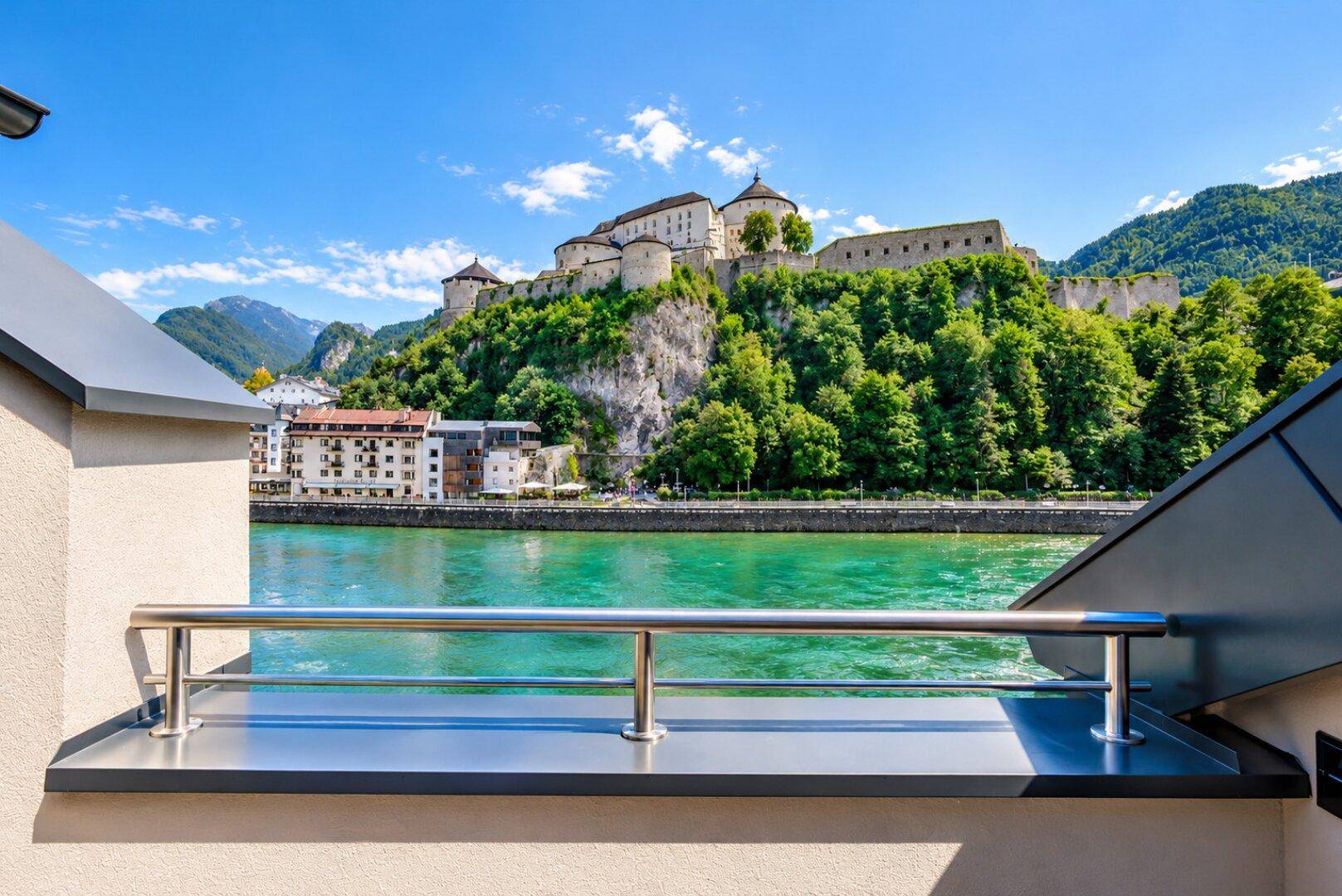 Kleiner Balkon mit Edelstahlgeländer bietet einen weiten Blick auf den Fluss und die historische Burg.
