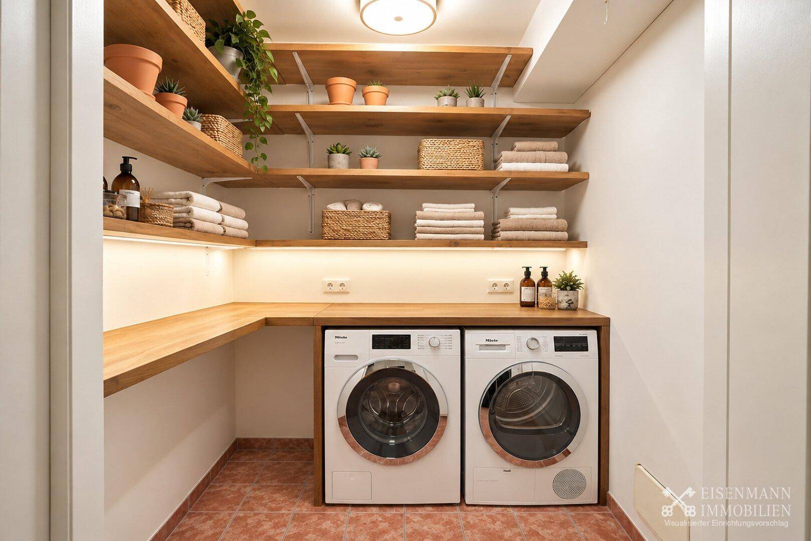 Praktischer Hauswirtschaftsraum mit Waschmaschine, Trockner und Holzregalen.