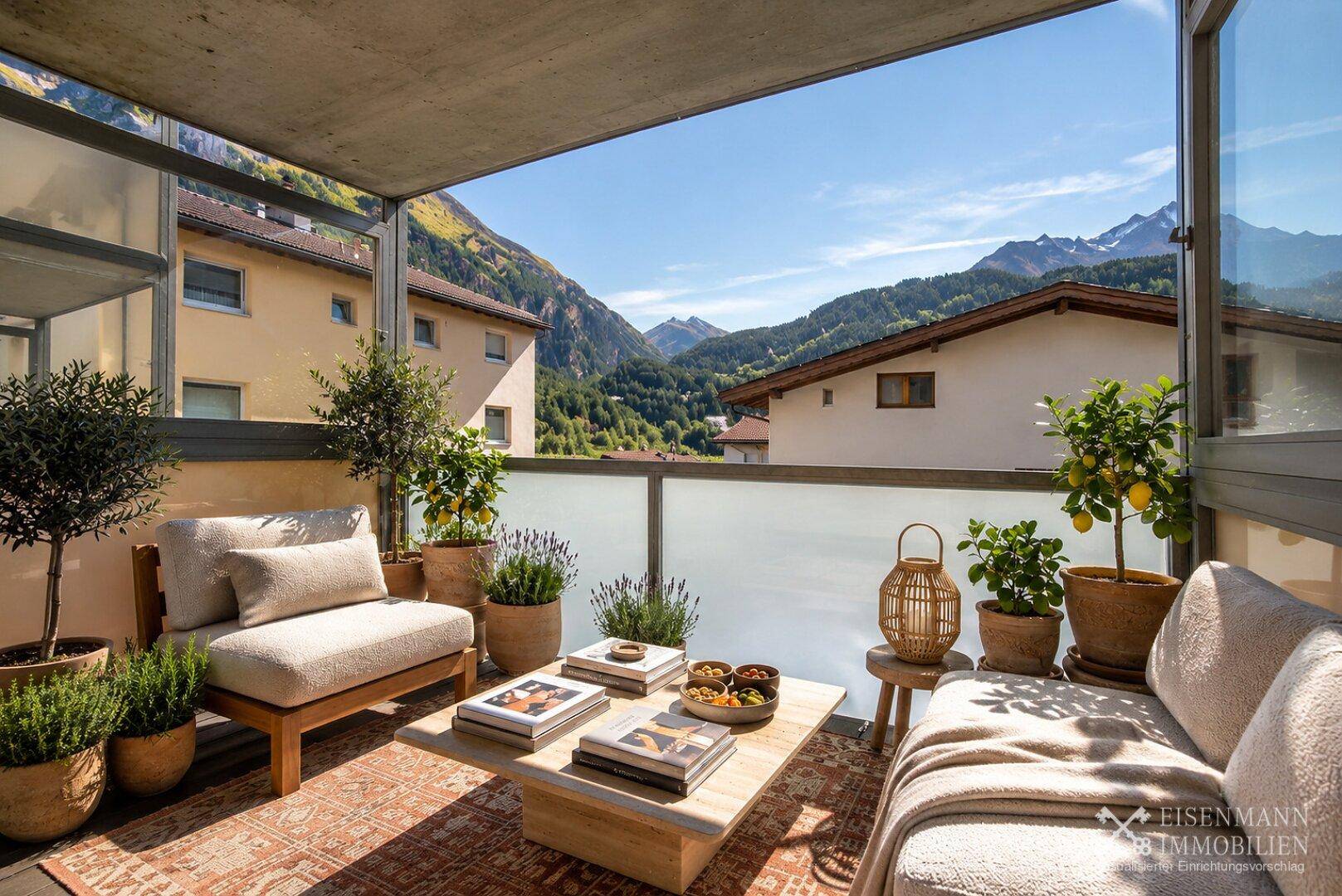 Gemütlicher Balkon mit Sitzgelegenheiten, Pflanzen und Bergblick.