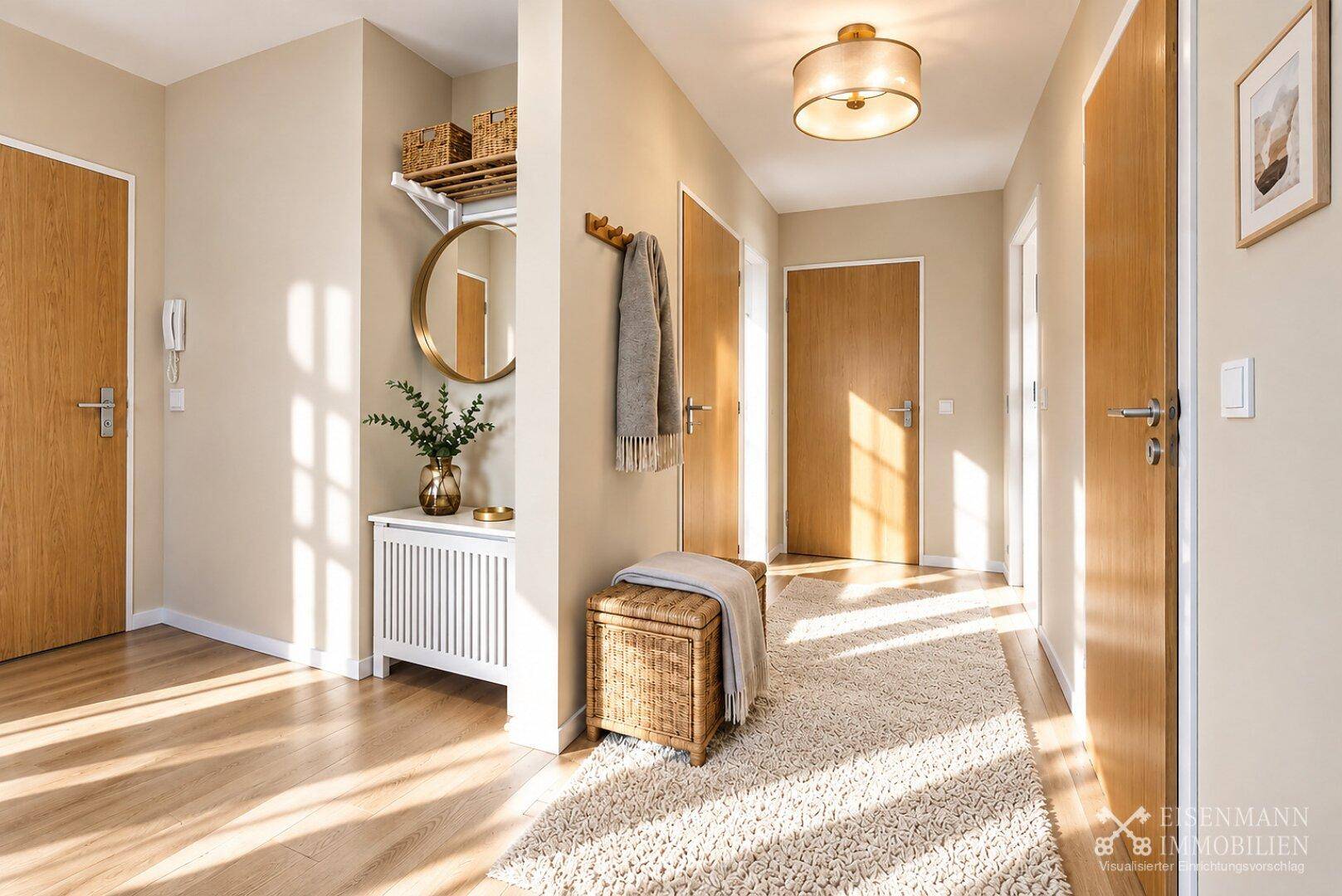 Heller Flur mit Holzboden, Spiegel und Garderobe, durchflutet von natürlichem Licht.