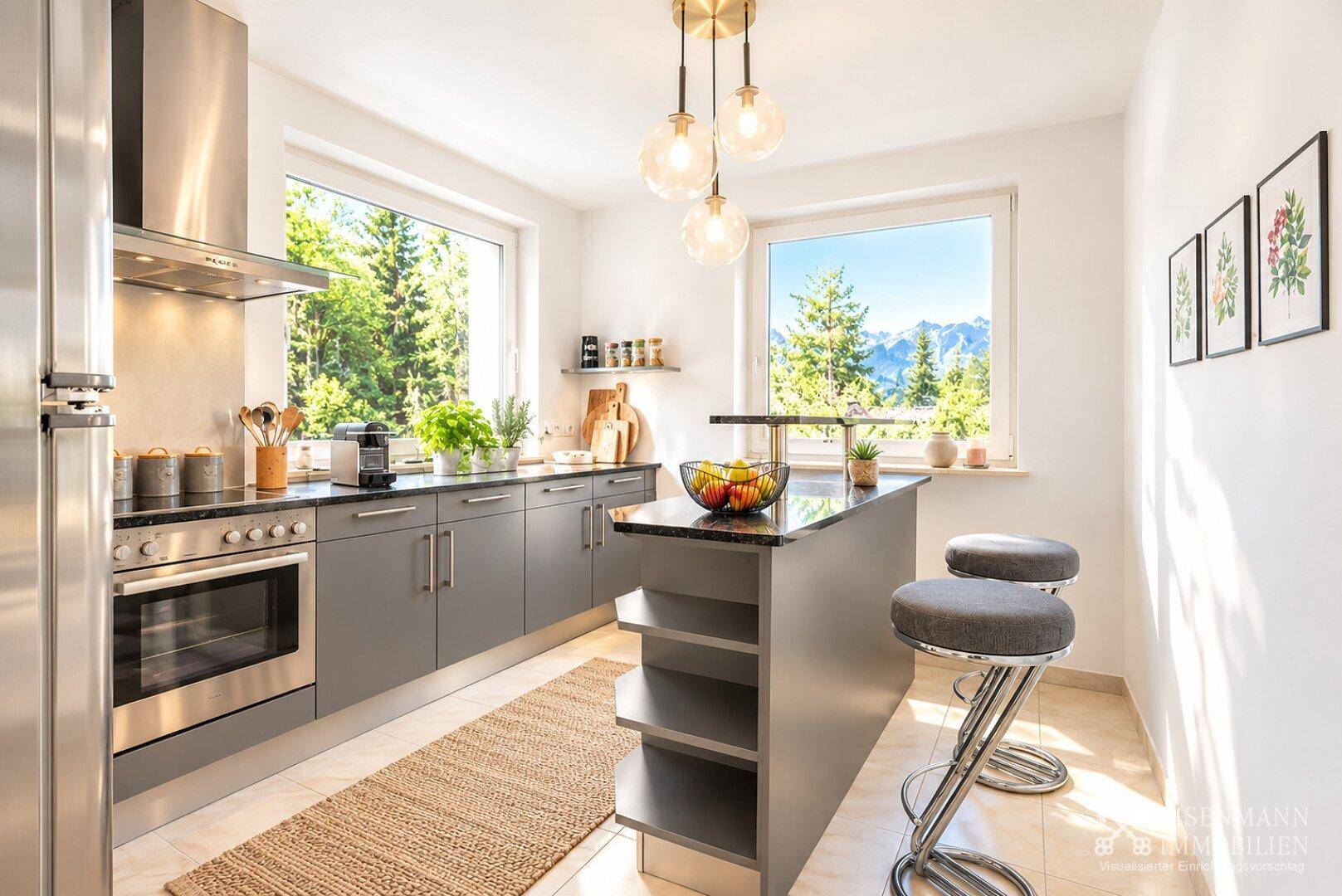 Moderne Küche mit grauen Schränken, Kücheninsel und Bergblick durch große Fenster.