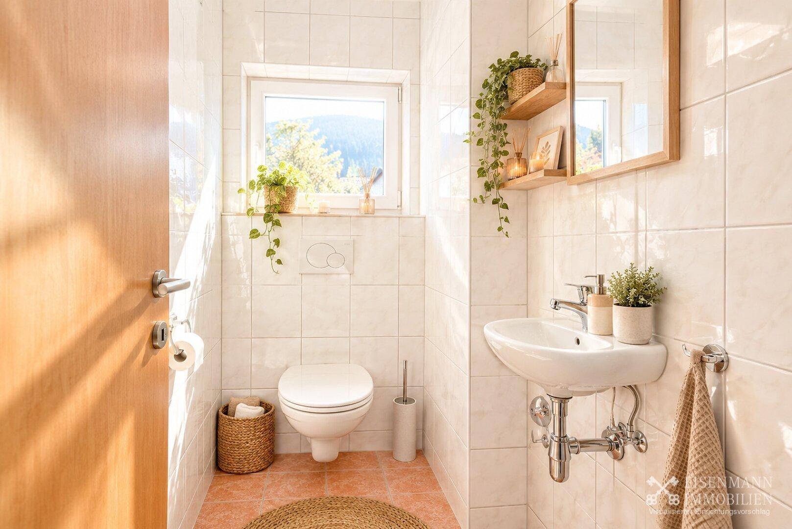 Kleines Gäste-WC mit Fenster, Wand-WC und Waschbecken, hell gefliest.