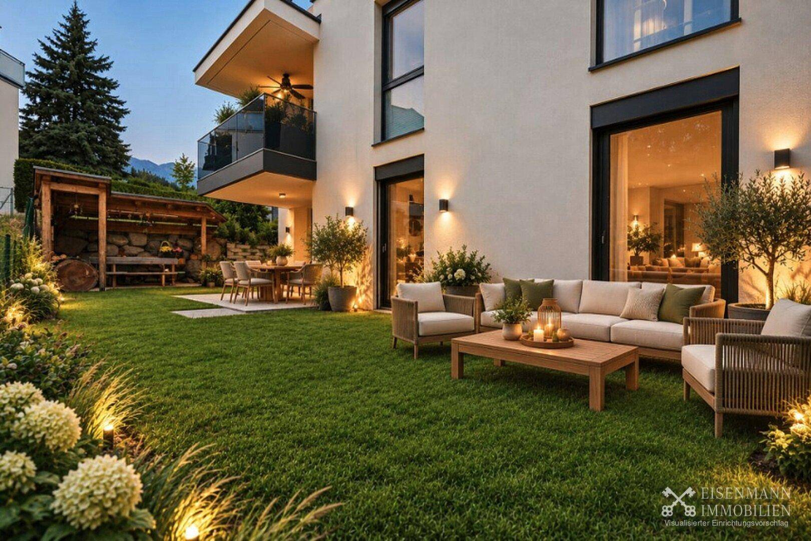 Gepflegter Garten mit Rasenfläche, möblierter Terrasse und einem überdachten Essbereich im Freien.