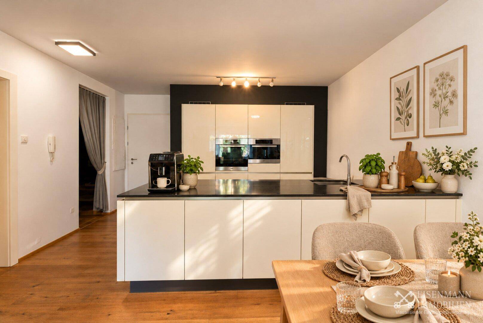 Moderne Küche mit glänzenden weißen Schränken, dunkler Arbeitsplatte und integrierten Geräten.