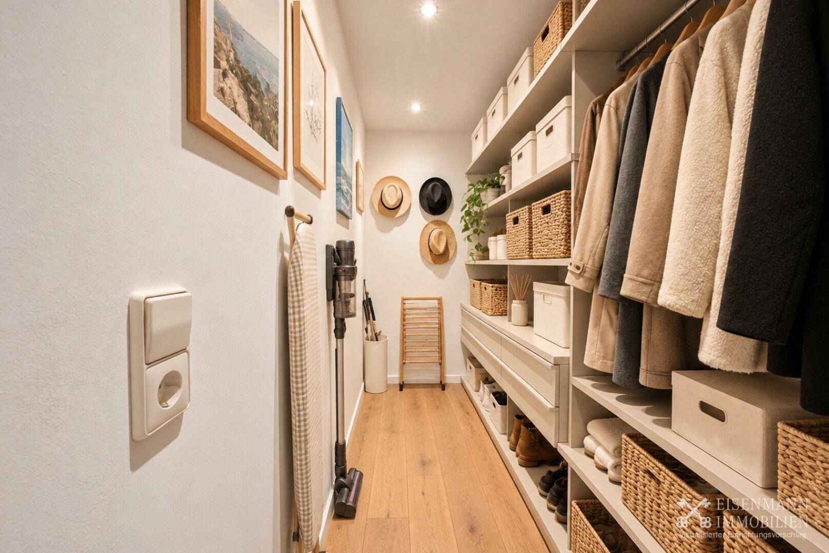 Praktischer begehbarer Kleiderschrank mit Regalen, Körben und ausreichend Stauraum.