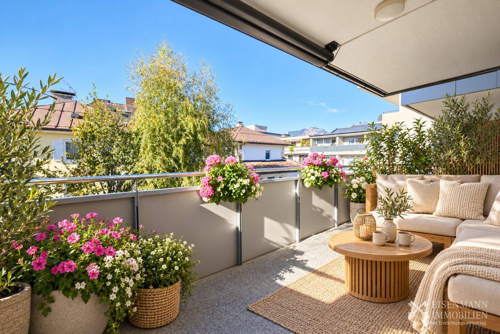 Sonniger Balkon mit bequemen Gartenmöbeln, Blumen und Blick auf die Umgebung.