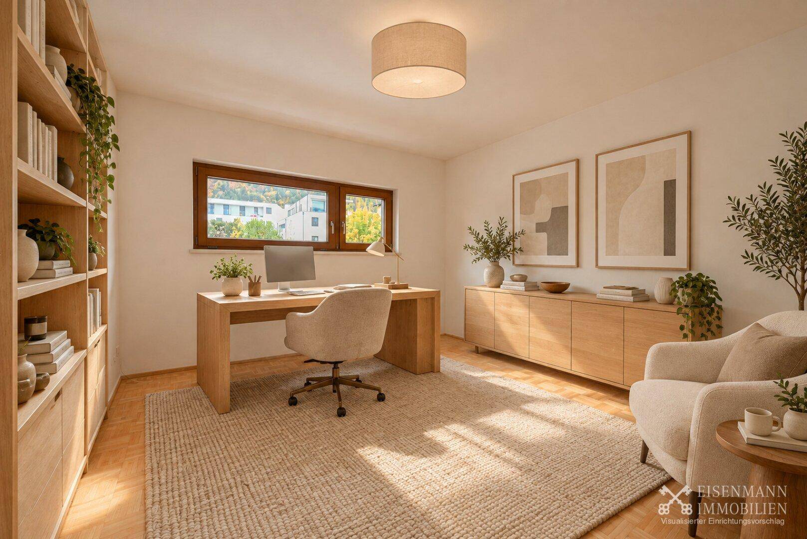 Helles Arbeitszimmer mit Holzschreibtisch, Bücherregal und Blick ins Grüne.