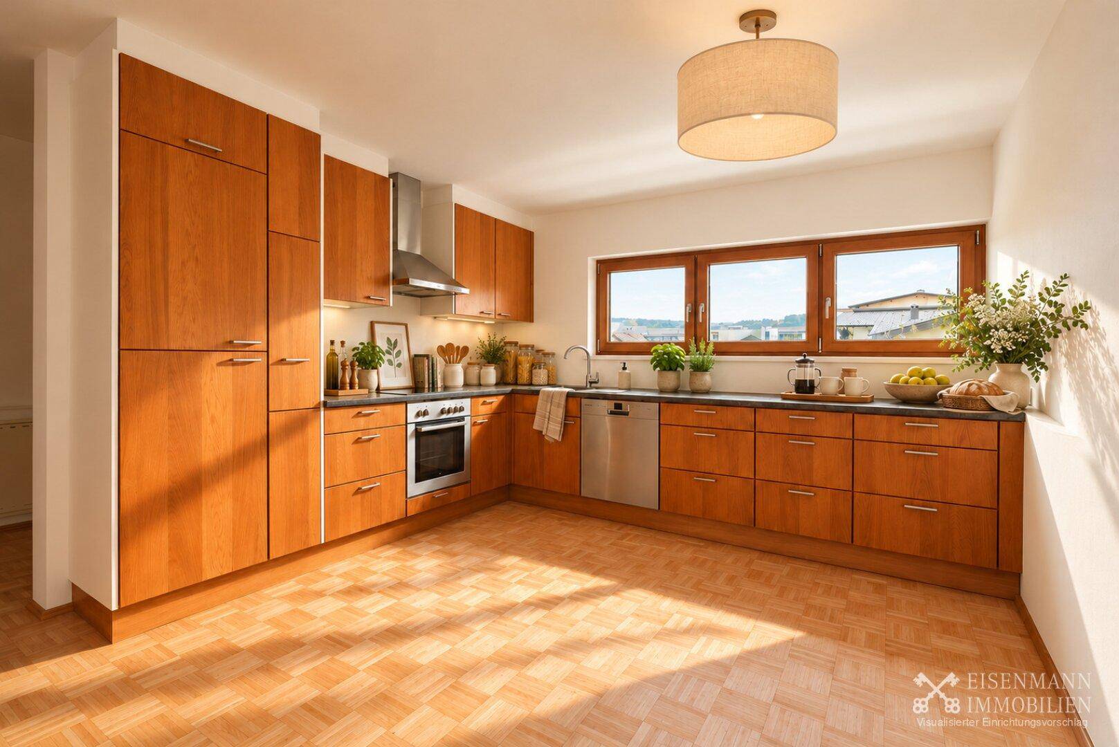 Geräumige Küche mit Holzschränken, Parkettboden und Fenster mit Blick nach draußen.