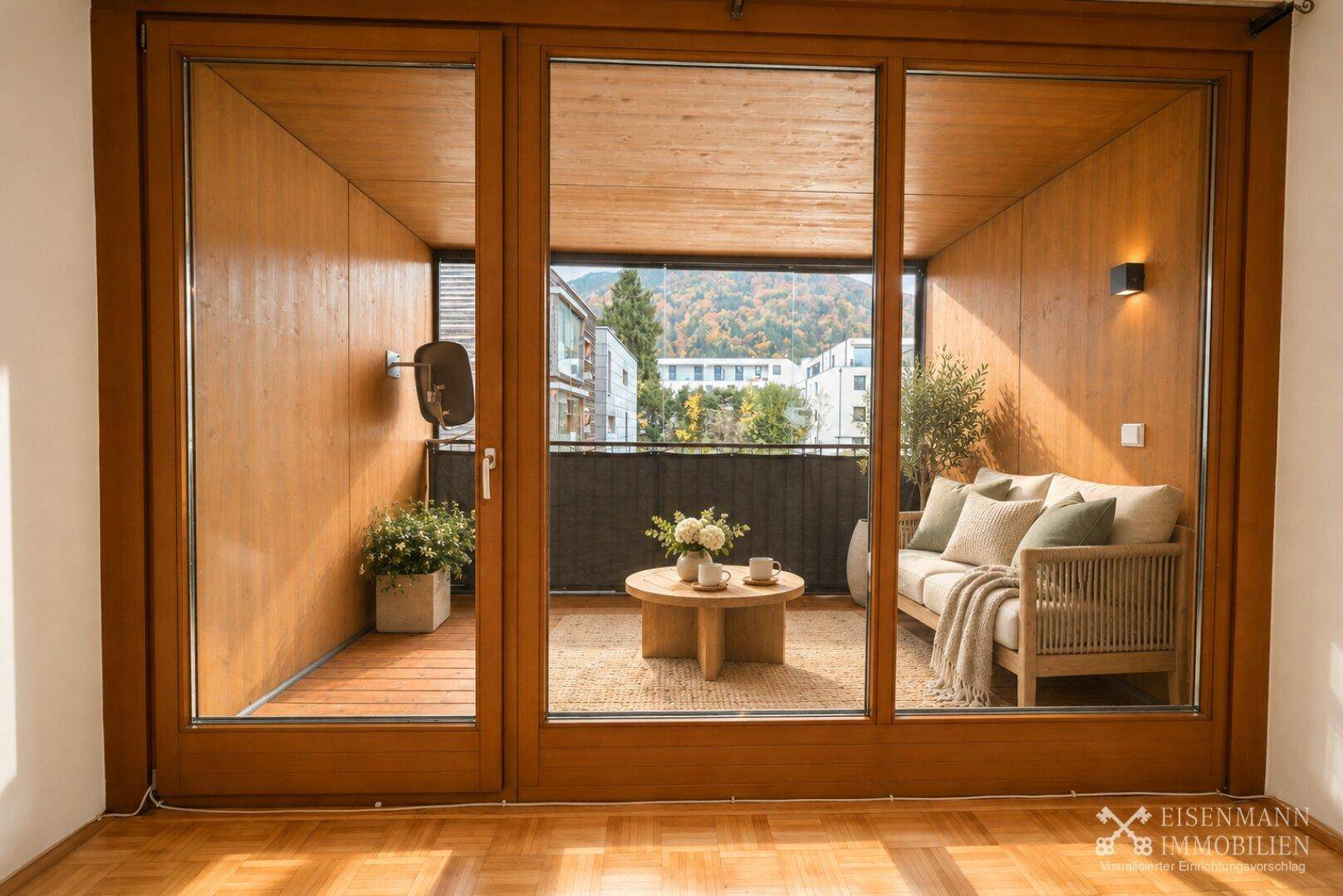 Verglaster Balkon mit Holzverkleidung und Sitzgelegenheiten, bietet Blick auf die Umgebung.