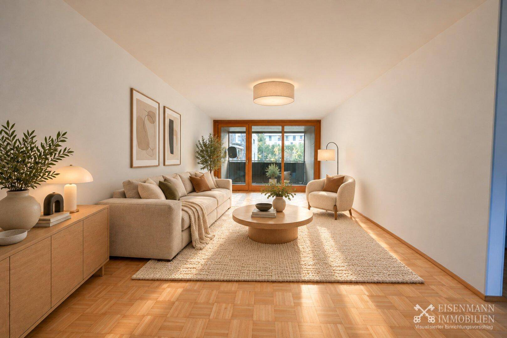 Geräumiges Wohnzimmer mit hellem Parkettboden, modernem Sofa und viel Tageslicht.