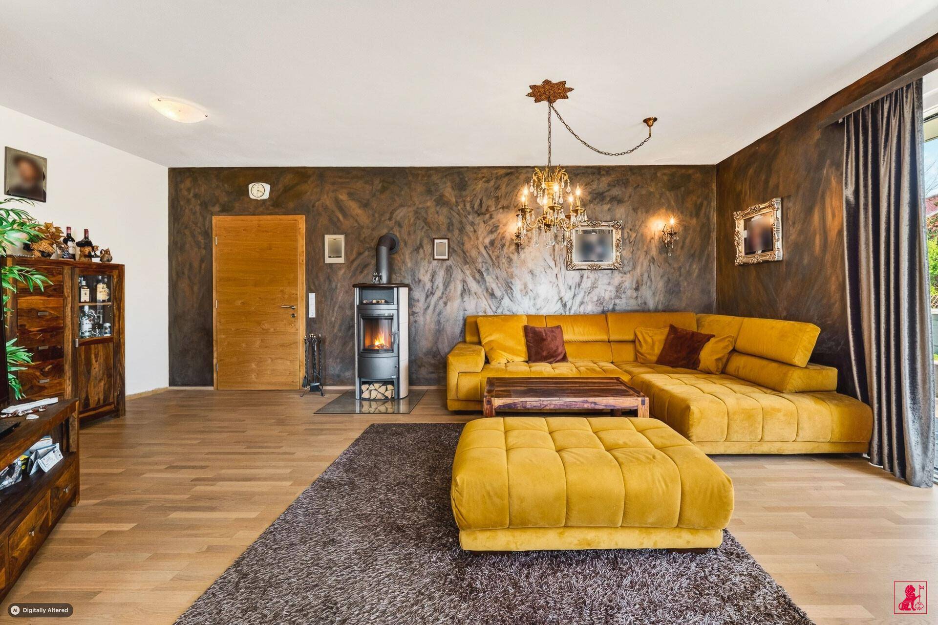 Gemütliches Wohnzimmer mit Kaminofen, gelbem Sofa und dunkler Akzentwand.