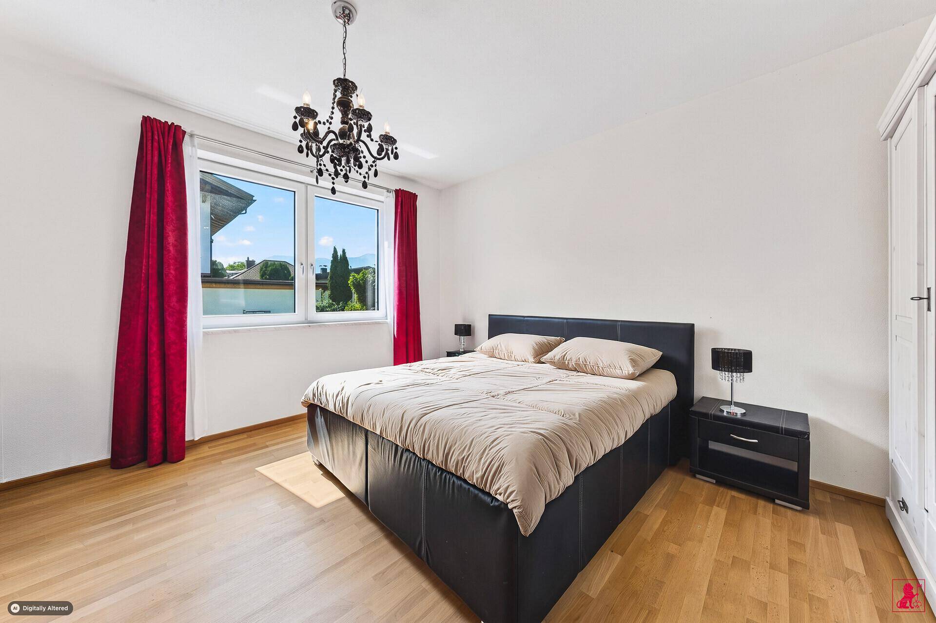 Helles Schlafzimmer mit Doppelbett, Holzboden und roten Vorhängen am Fenster.