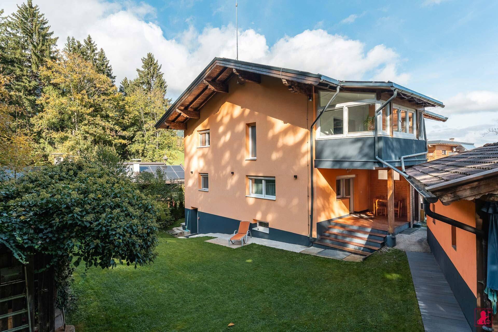 Großzügiges Einfamilienhaus mit gepflegtem Garten, überdachter Terrasse und Blick ins Grüne.
