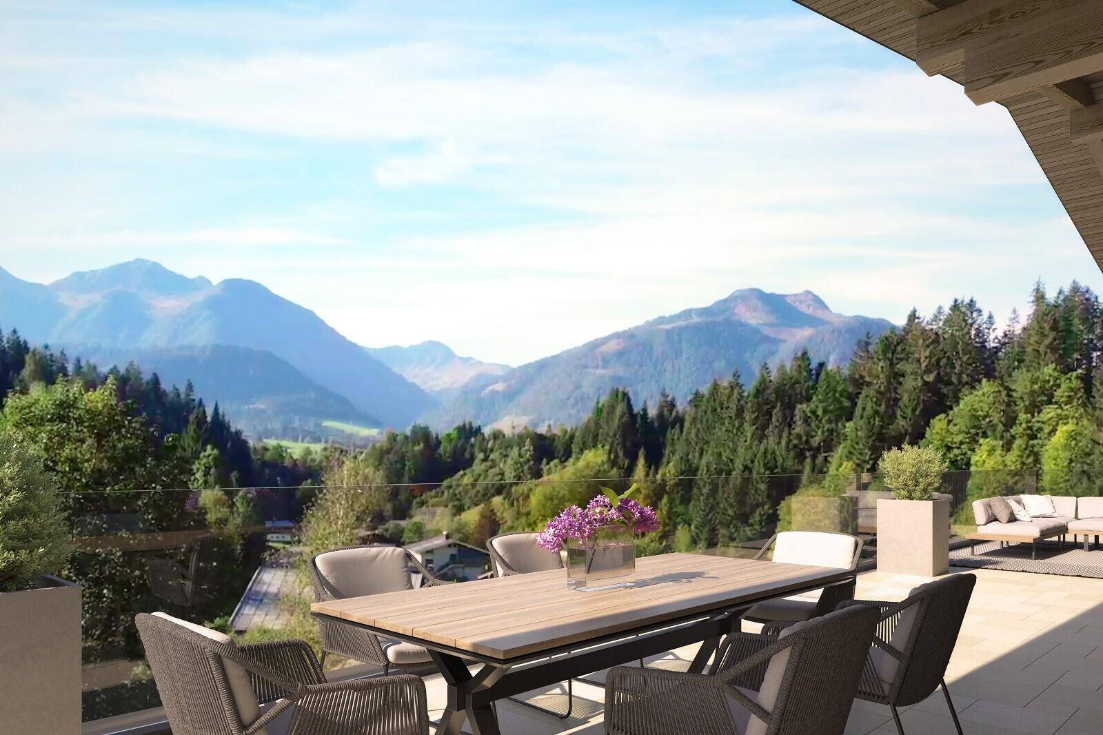 Große Sonnenterrasse mit Esstisch, Lounge-Möbeln und atemberaubendem Panoramablick auf die Berge.
