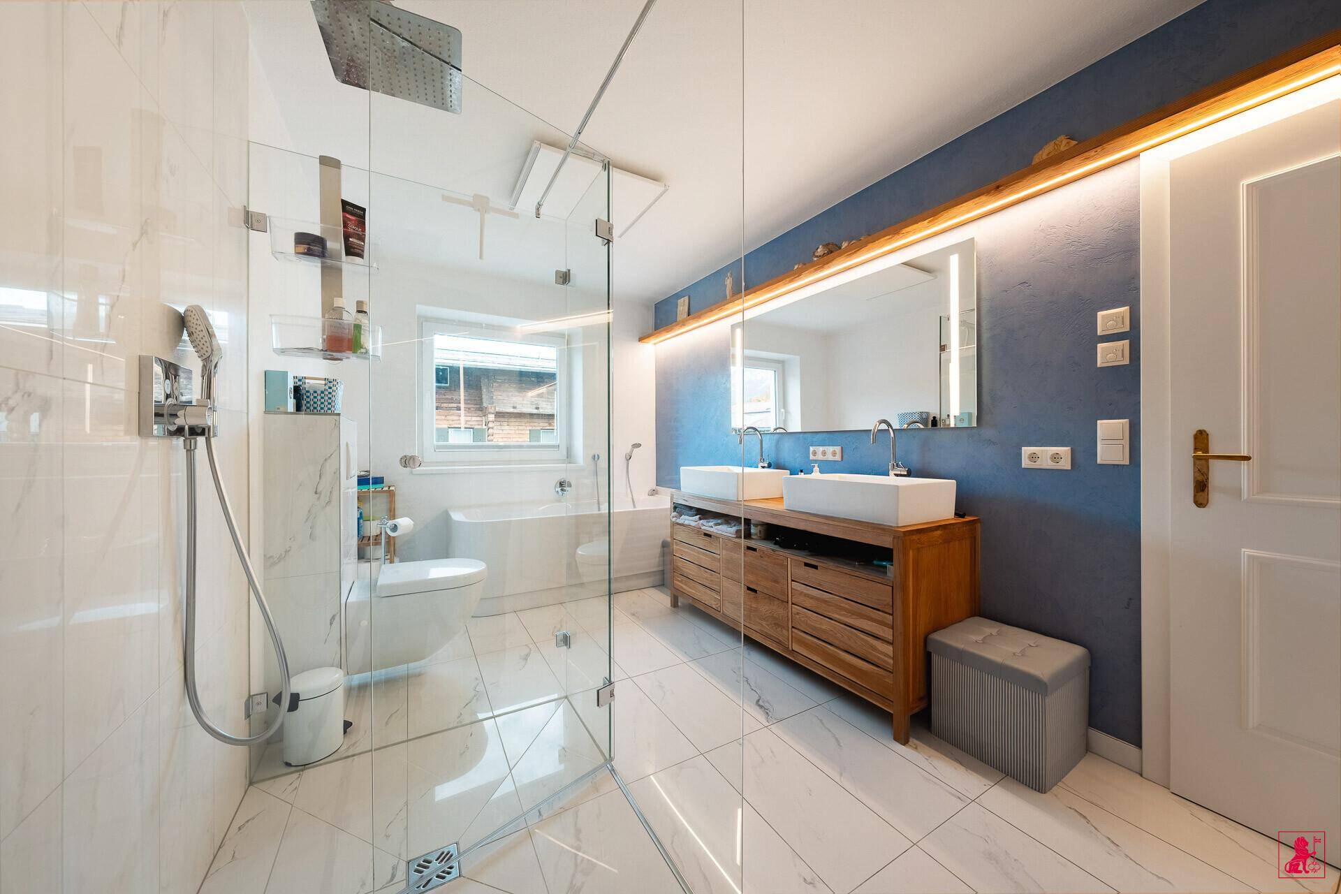 Modernes Badezimmer mit Doppelwaschbecken, Badewanne und großer begehbarer Dusche.