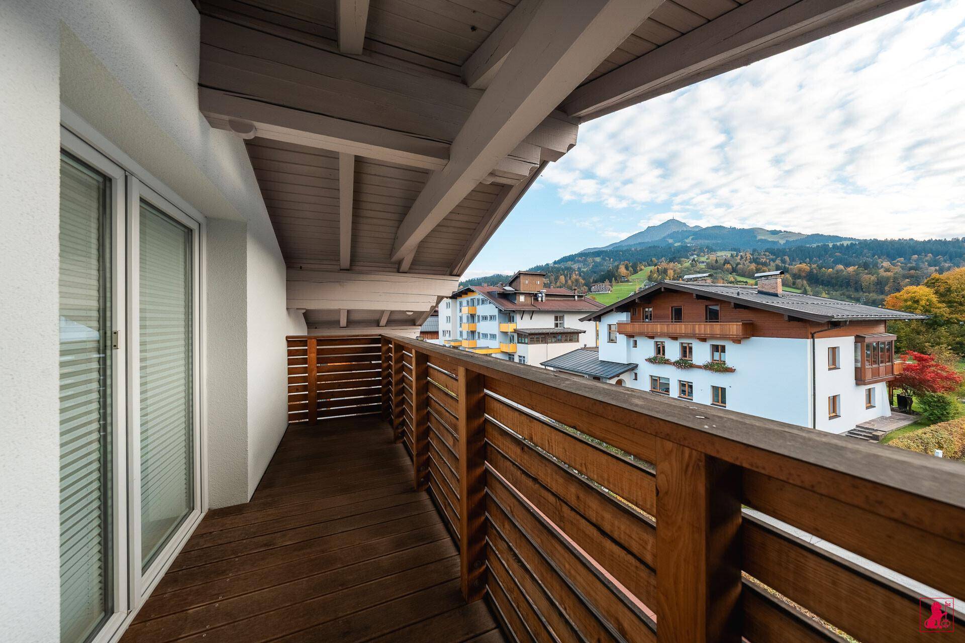 Großer Holzbalkon mit Bergblick und traditioneller Dachkonstruktion.