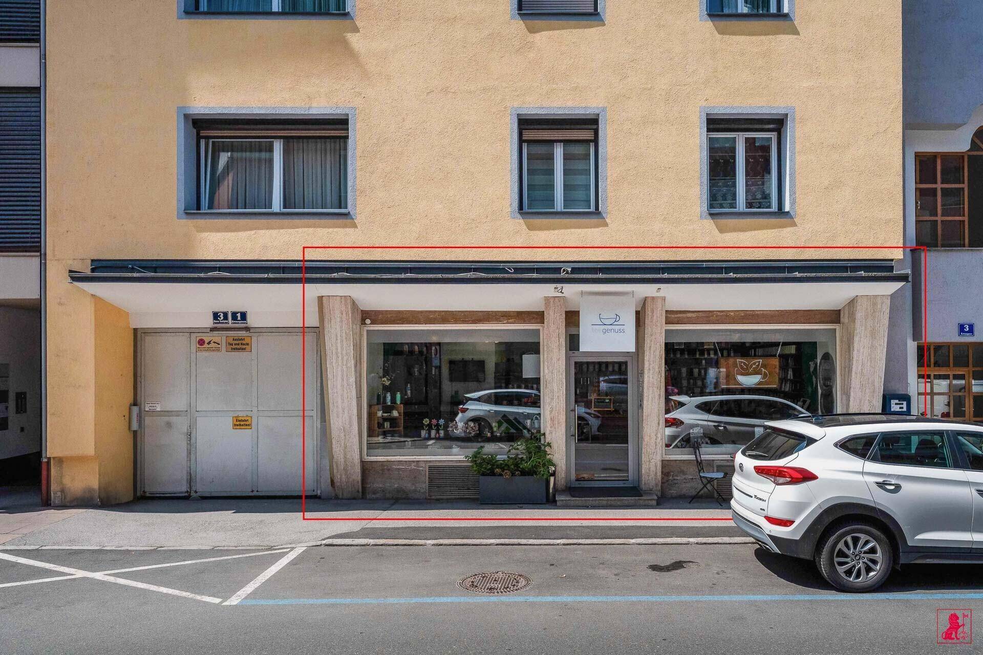 Nahaufnahme der Ladenfassade mit großen Schaufenstern und dem Eingangsbereich des Geschäfts.