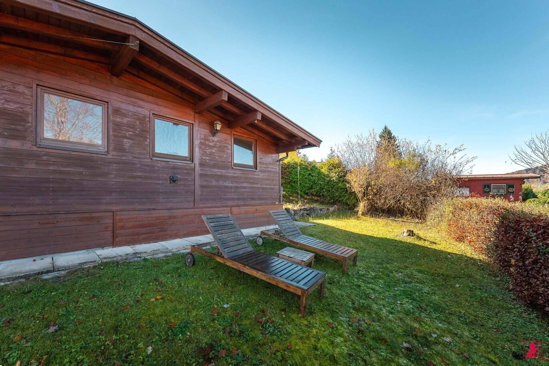 Gepflegter Gartenbereich mit Liegestühlen und direkter Hausanbindung.