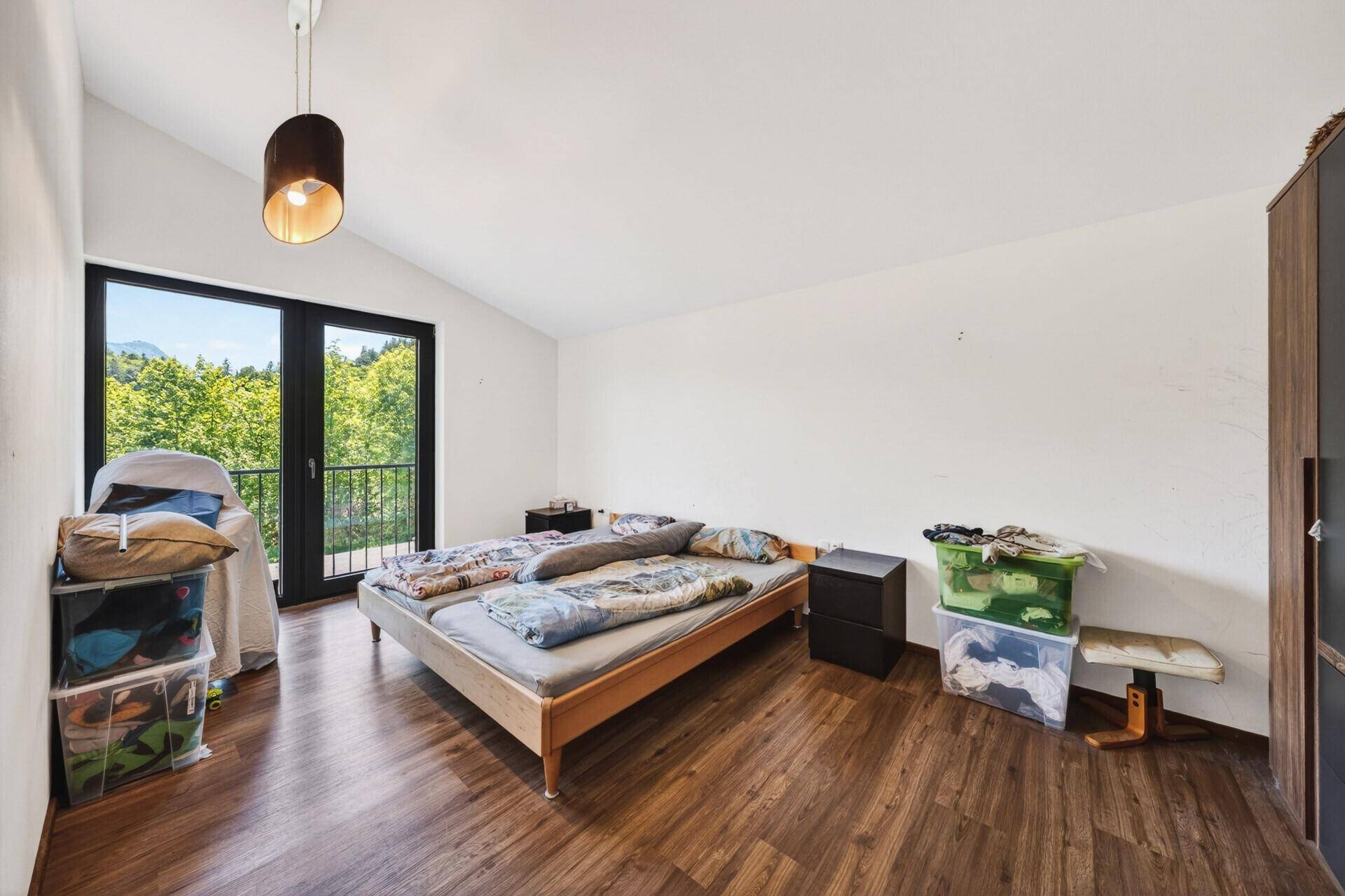 Schlafzimmer mit Doppelbett und Zugang zu einem französischen Balkon, bietet einen schönen Ausblick.
